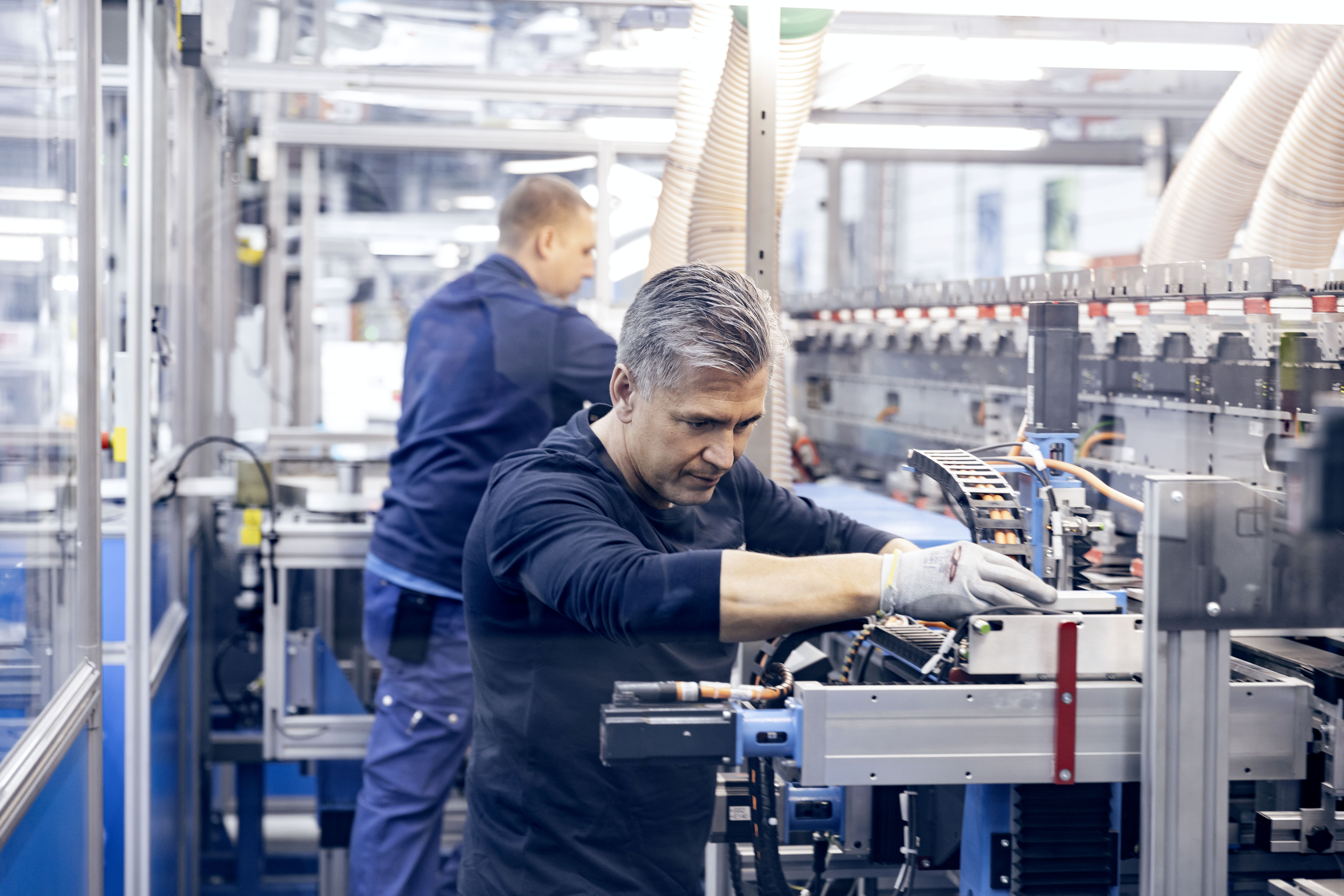 Freudenberg_Company-worker.jpg